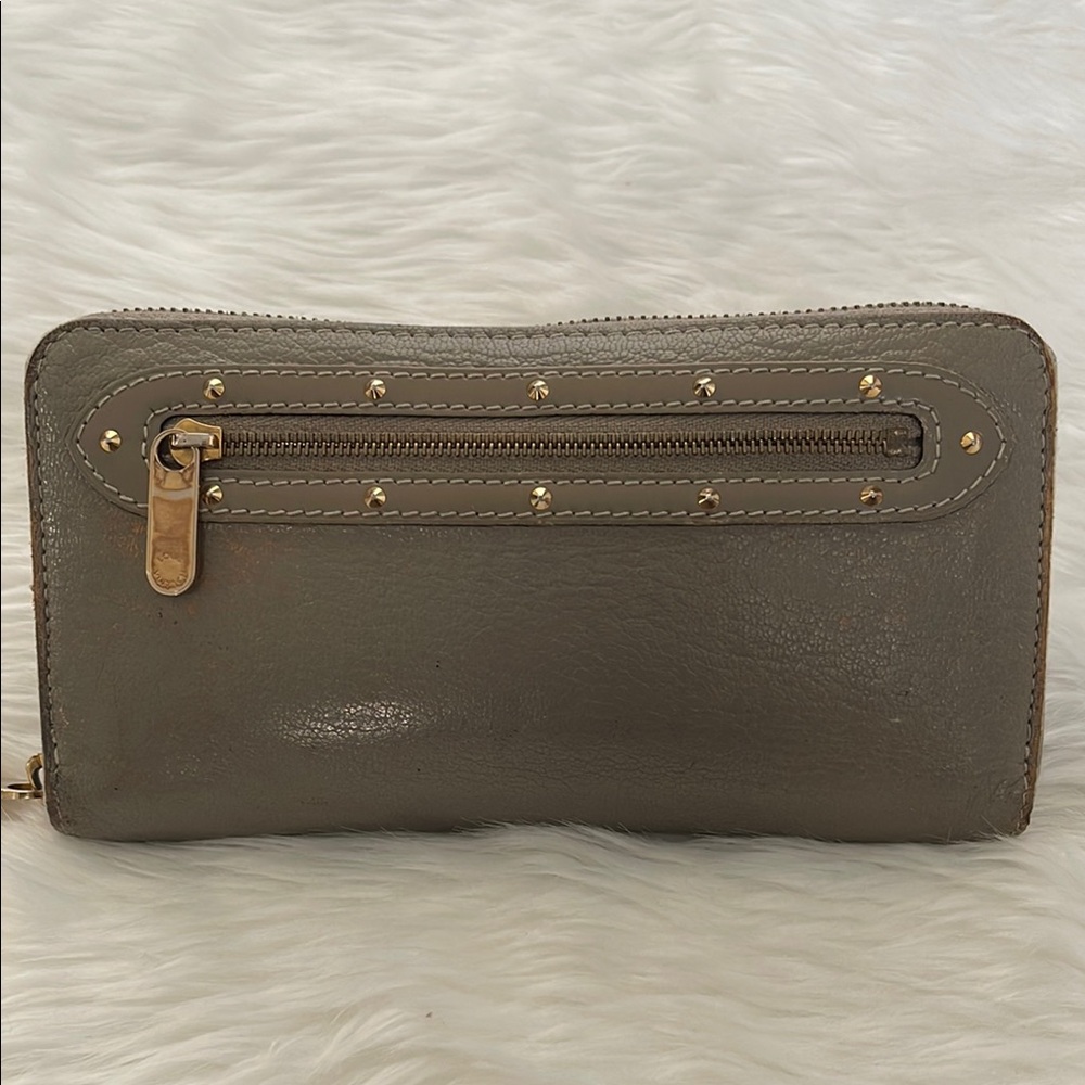 LOUIS VUITTON Suhali Vernis Vernone Long Wallet With 
 Zipper Closure
